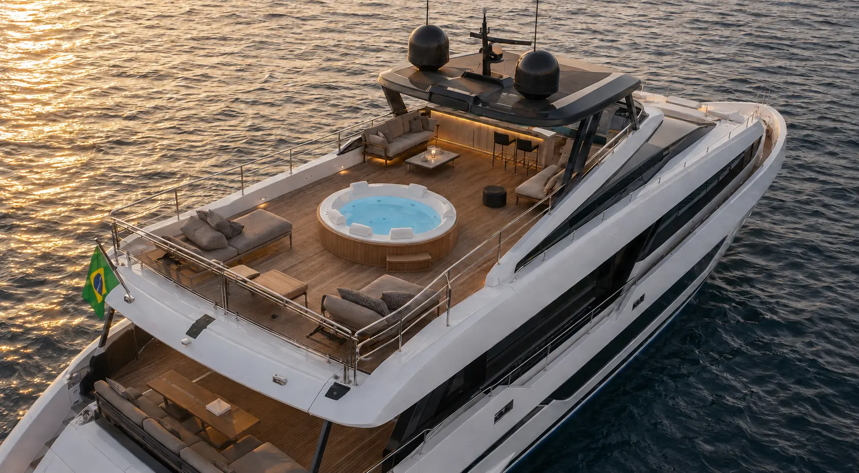 Vista aérea do flybridge com spa circular integrado ao deck de madeira